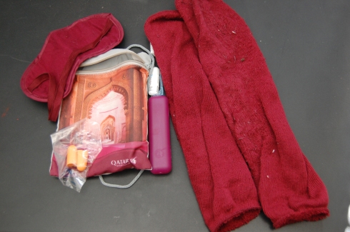 Kit de vôo fornecido pela Qatar com meias, máscara para dormi, escova e pasta de dentes e protetor auricular